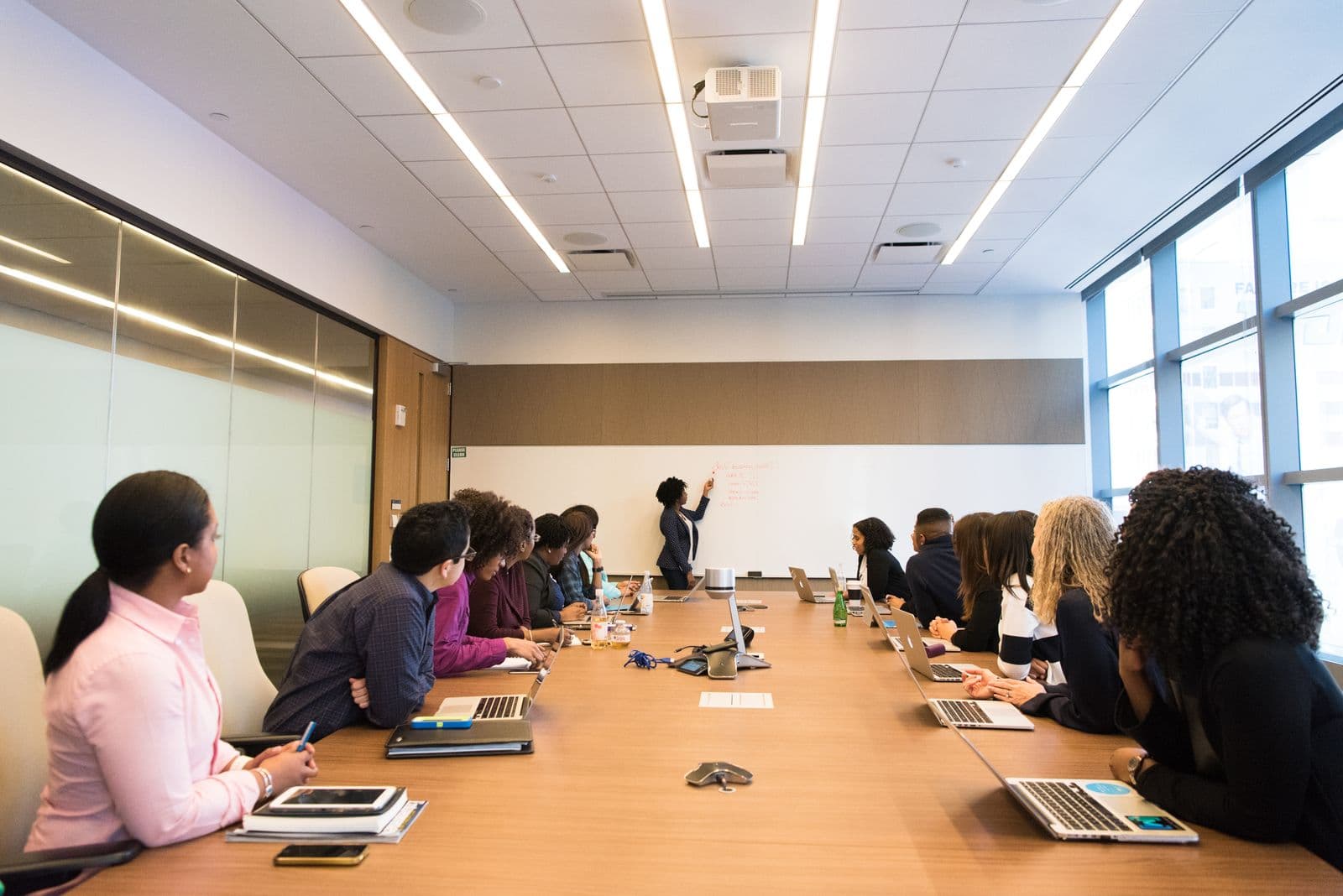 Heller Konferenzraum mit Tageslicht, Tagungstisch und Whiteboard