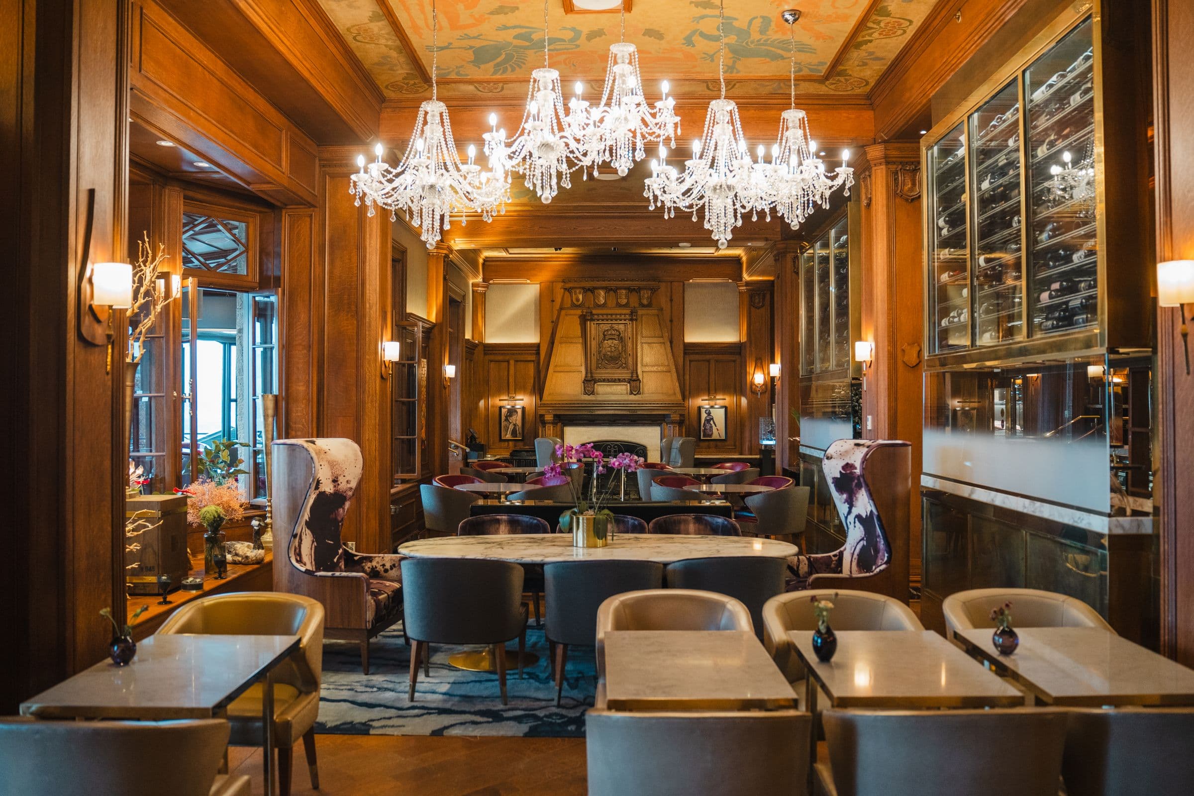 Elegantes Restaurant mit Kronleuchtern und dunklem Holz – Location für Dinner und Feiern
