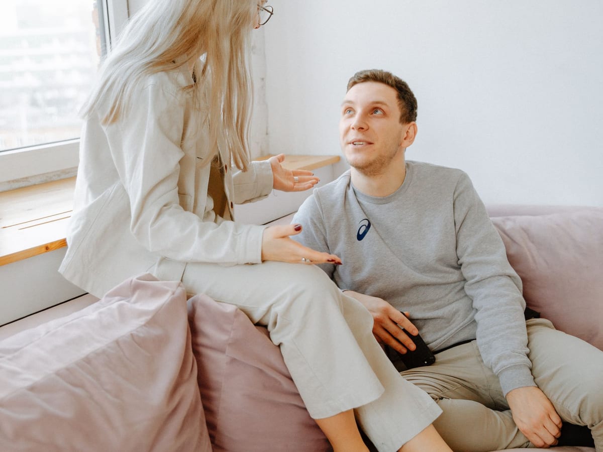 Paar spricht in einer hellen Wohnung über die gemeinsame Suche